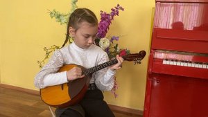 Дарья Дюрягина, домра,1 класс, М. Карасева "Горошина" преподаватель И.В.Хайдукова