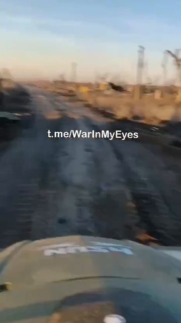Дорога в районе освобожденного Бурлацкого (к северо-западу от Великой Новоселки). Видна различна...