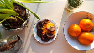 Постный десерт к кофе: апельсиновые дольки в шоколаде