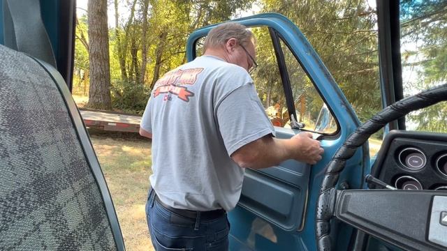 How to Chevrolet C10 window crank handle and door panel. Most GM manual windows no vice grip смотреть онлайн