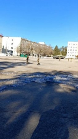 Плац метут.