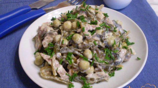 Мясной салат с ламинарией