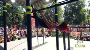 Девушки на турниках.