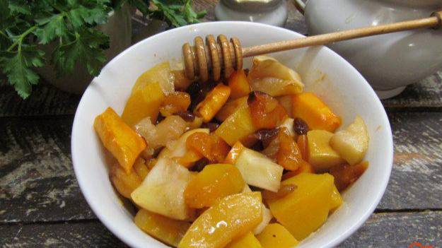 Запеченная тыква с яблоком и сухофруктами