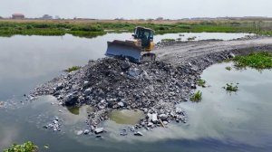 Строительство, дорога на озере, другой обзор