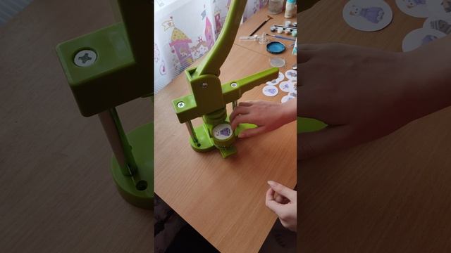 Как получить бесплатный значок с Басиком или Ли ли / Бесплатный приз для всех!!! смотреть онлайн