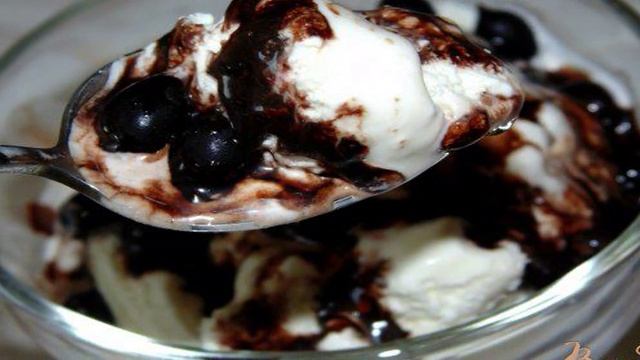 Мороженое с шоколадным соусом и черной смородиной