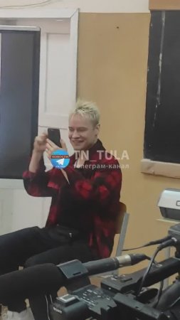 Школьники поют вместе с Ярославом...