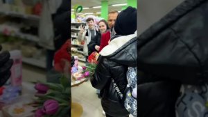 Как мы дарили тюльпаны за самые прекрасные улыбки | Поздравление покупательниц "Слаты" с 8 Марта