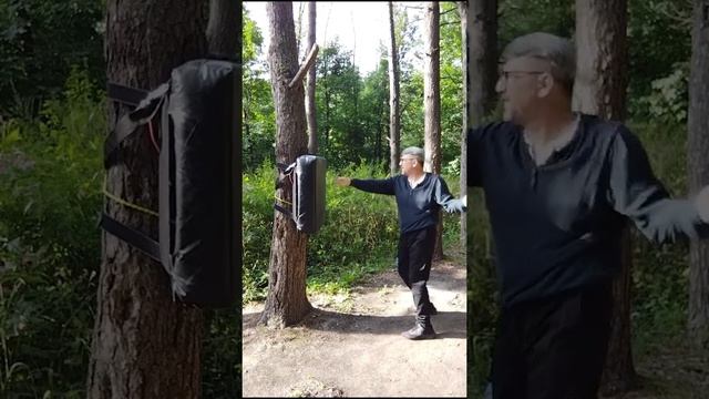 Отработка ударов палками на мобильной макиваре в лесу (4)