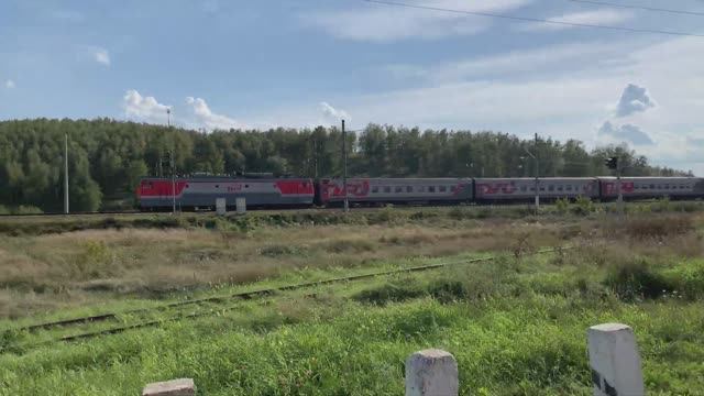 Погоня за пассажирским поездом РЖД в Сибири - кто быстрее? смотреть онлайн