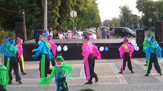 "Я танцую " - Танцевальный коллектив Талисман. Праздничное выступление.