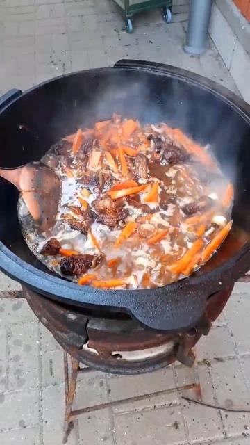 Готовлю плов в казане #рецепт #еда #recipe #food #мясо #recipes #плов #казан #приготовление