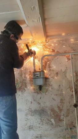 Спиливаю газовые трубы. Внимание трубы ОТКЛЮЧЕННЫЕ от газопровода!