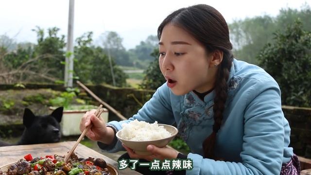 小雨剝了4小時板栗做的板栗雞，隔壁狗狗也來吃，吃得好撐【市民朱小雨】