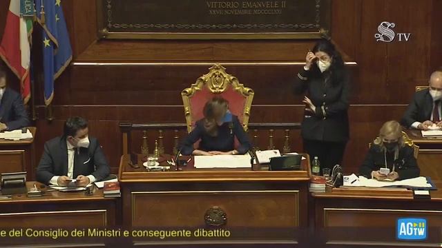 Casellati sgrida Ciampolillo: «Arriva sempre all'ultimo minuto». E lui: «Mi ero prenotato» смотреть онлайн