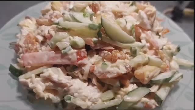 Салат с курицей и картофельной соломкой