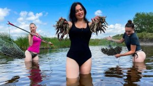 Девушки ловят и готовят раков. Райское лакомство