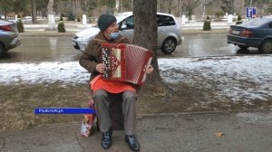 Уличный музыкант баянист из Каменки покоряет Рыбницу