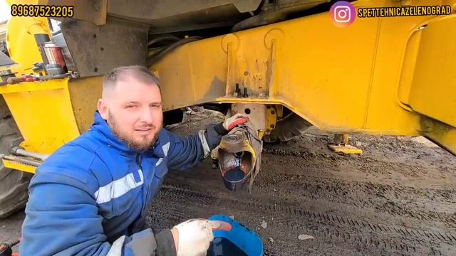 Замена шкворней на Komatsu wb97s. Видео из архива