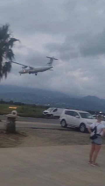 Самолет над морем идет на посадку.