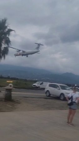 Самолет над морем идет на посадку.