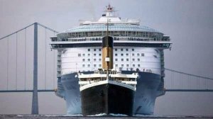 Океанический лайнер Симфония Морей по сравнению с Титаником