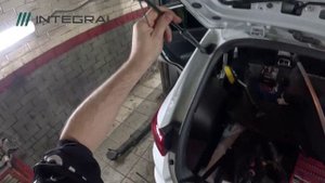 Как снять газовые стойки (упоры) багажника Kia Sportage 2015-2022 г.в.