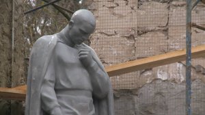 В микрорайоне Пироговский продолжается реконструкция обелиска «Воин-освободитель»