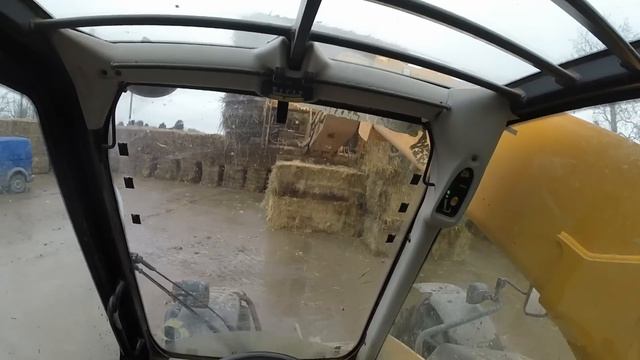 JCB 531-70, Unloading straw bales and stacking. смотреть онлайн