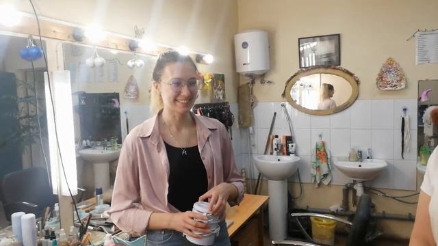 Гримерный цех театра "Зазеркалье" Санкт-Петербург. Гример Анастасия и моя сестра Светлана.
