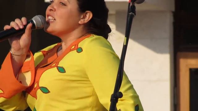 Уличный праздник-девушка просто поет супер