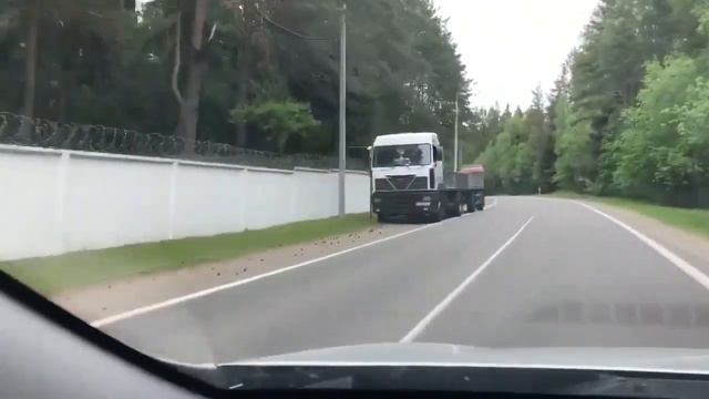 В резиденции Лукашенко укрепляют забор смотреть онлайн