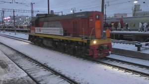 Маневровый тепловоз ТЭМ18ДМ-1931 (ТЧЭ-18) следует маневровым порядком на 11-й путь.
