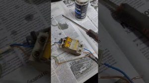 Испытание диэлектрика Akkora: Лампочка в воде под напряжением! ⚡💧