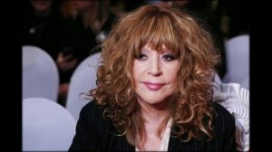 Алла Пугачева проехала по перрону вокзала на личном автомобиле