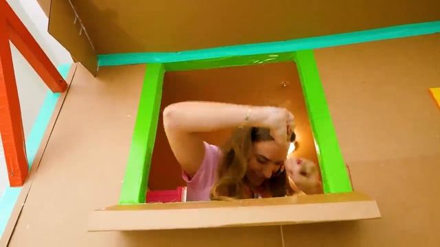Влад и Никита Гигантский картонный дом – Веселые детские приключения!