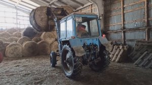 Завозим сено в рулонах в ангар. Разгружаем машины трактором МТЗ 80 с погрузчиком Metal Fach T219.