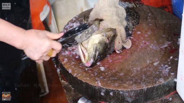 Amazing Cutting Live Grouper at Sai Kung Seafood Market in Hong Kong смотреть онлайн