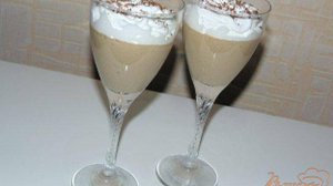 Банановый десерт со взбитыми сливками и шоколадом