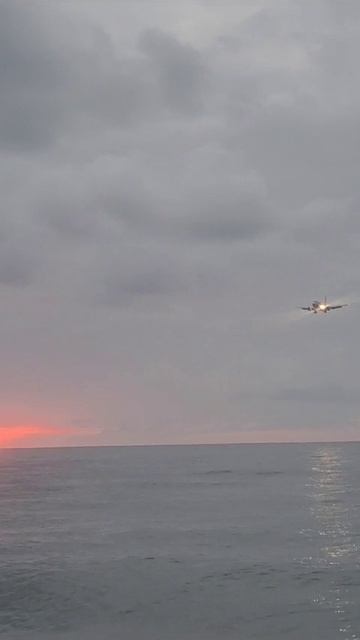 Самолет над морем идет на посадку.