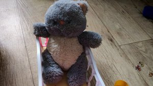 укладываем спать плюшевого котенка в маленькую кроватку, детские игры