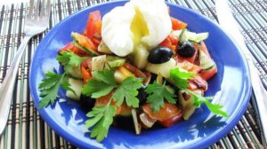Овощной салат с  моцареллой и  яйцом пашот