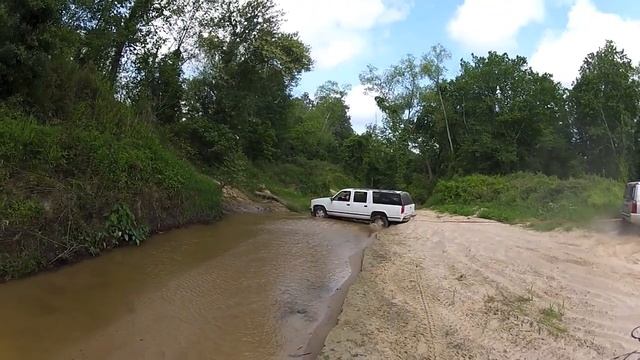 GoPro Hero 2: Jeep Commander Pulls Out Stuck GMC Suburban