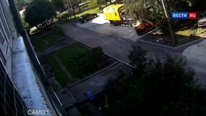 Рабочие поймали упавшего с четвертого этажа ребенка