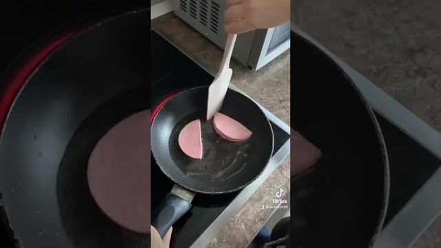 Яишница с колбасой 🥚🍳😎✌️#видеопродетей#готовимдома#детиготовят#начинающийблогер#яичница