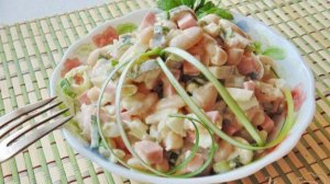 Салат с фасолью и колбасой