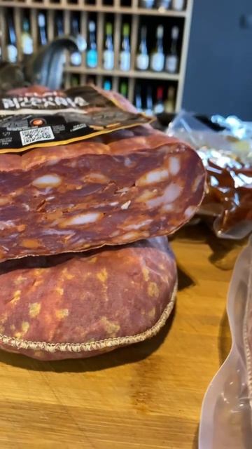 Традиционная итальянская салями спьяната пикканте из свежего рубленого мяса смотреть онлайн