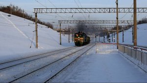 Тепловоз 2ТЭ10М-3077 штурмует подъём. Звук 10Д100.