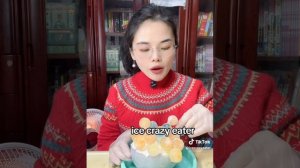 ест чупа чупсы из льда!